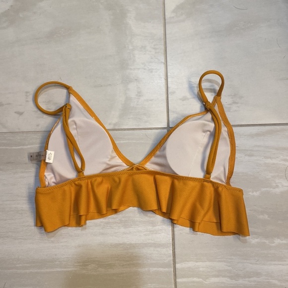 Cupshe | V-neck Ruffle Swim Top - Picture 3 of 4